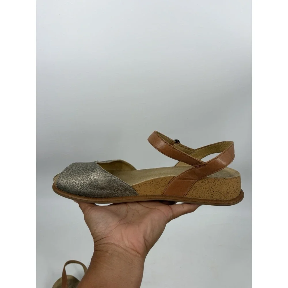 Dansko Cass Peep Toe Ankle Strap Wedge Sandal Plantino Tan Leather Womens 40/10